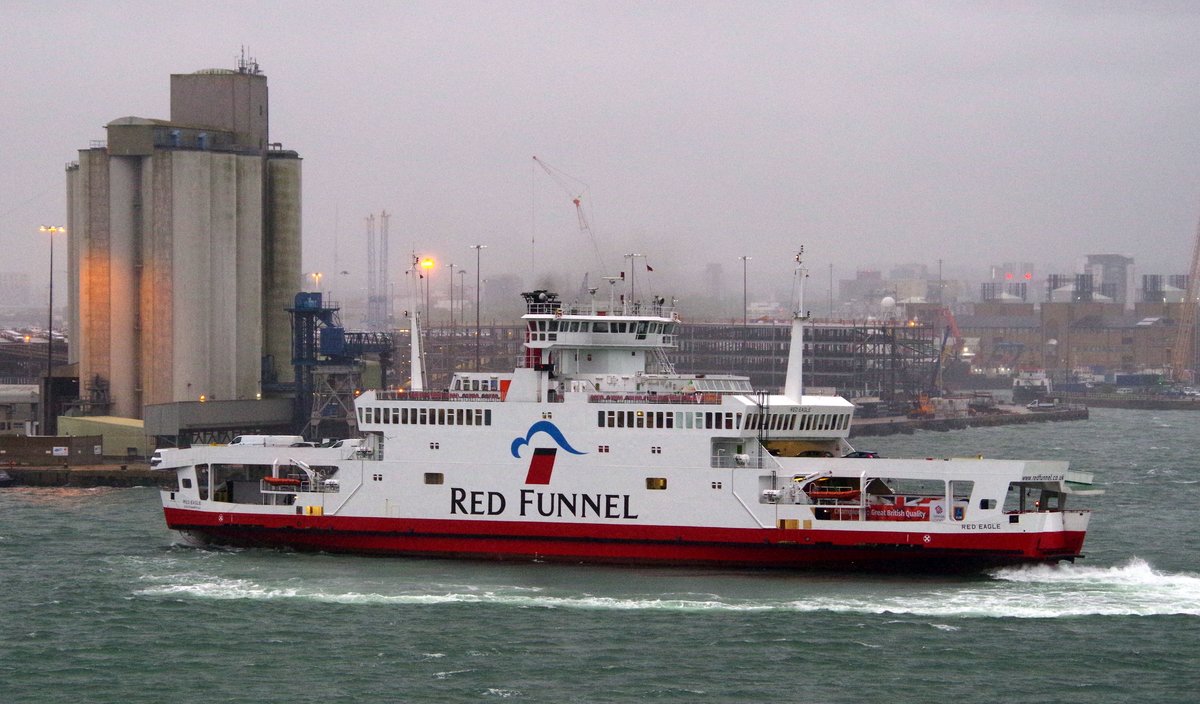 Die 93m lange Hafenfähre Red Eagle am 05.06.17 in Southampton