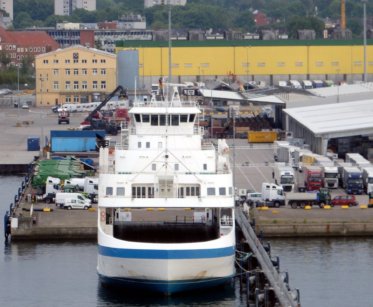 Die 98m lange Passagier- und RoRo Fähre Hiiumaa aufgelegt in Kiel am 15.05.18