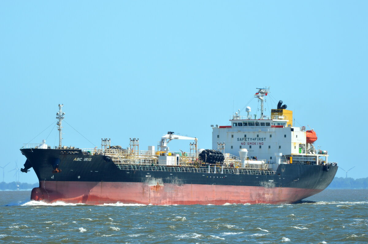 Die ABC IRIS ,�l und Chemikalientanker, IMO-Nummer:9514195 Flagge:Panama L�nge:119.0m Breite:20.0 m Baujahr:2010 vor Cuxhaven am 25.06.26