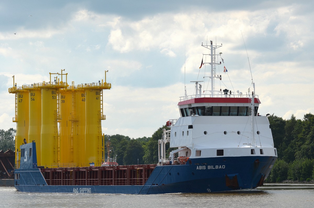 Die Abis Bilbao IMO-Nummer:9545027 Flagge:Niederlande Länge:90.0m Breite:14.0m Baujahr:2011 Bauwerft:Dongfeng Shipbuilding,Hangzhou China passiert Fischerhütte im Nord-Ostsee-Kanal am 06.07.14