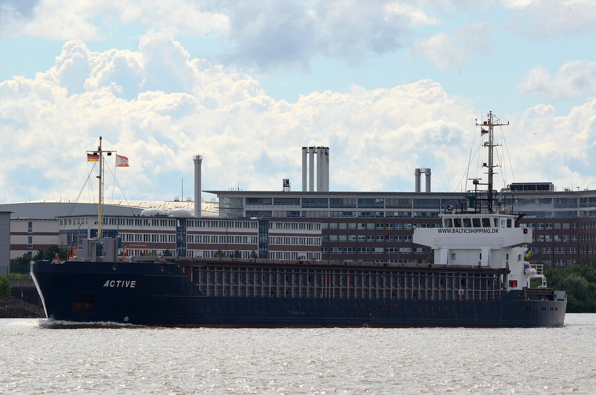 Die ACTIVE IMO-Nummer:9126352 Flagge:St. Vincent und die Grenadinen Länge:88.0m Breite:12.0m Baujahr:1996 Bauwerft:Royal Niestern Sander,Delfzijl Niederlande aufgenommen vor Hamburg Teufelsbrück am 06.07.21