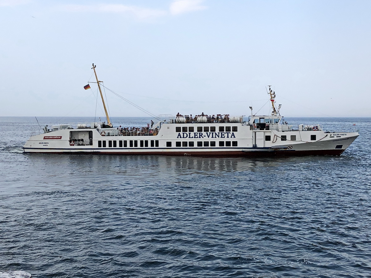 Die Adler-Vineta hat von der Seebrücke Bansin abgelegt, gesehen am 28. August 2019.