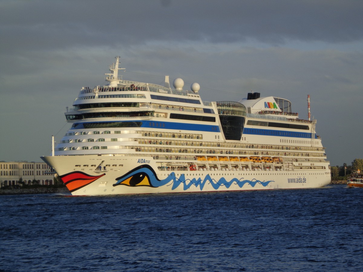 Die Aida Mar (253 m lang,Indienstst.2012) am 31.08.13 in Warnemnde