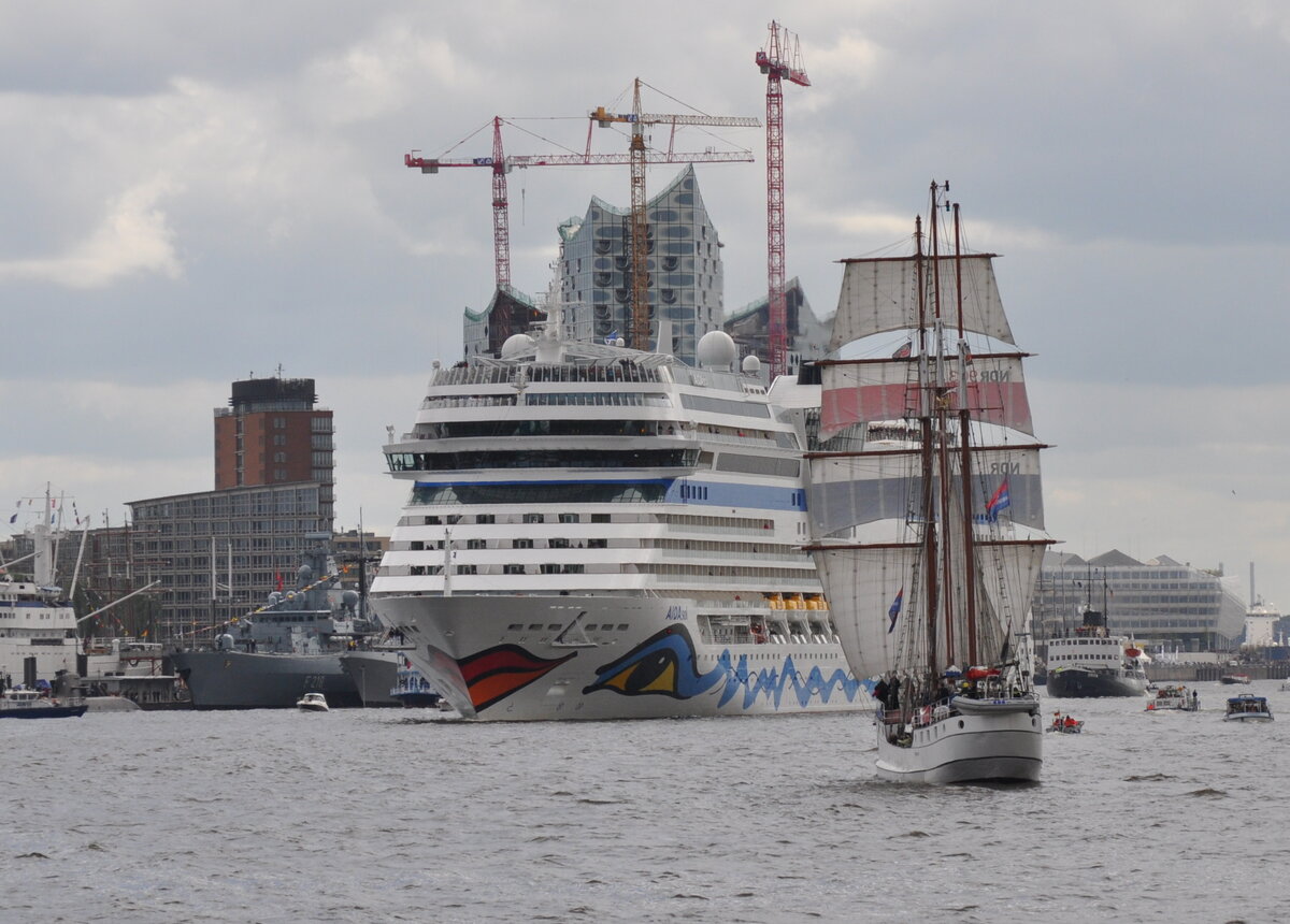 die AIDA sol am 13.05.2012 beim Hafenfest in Hamburg. Ein Dreimaster kreuzt bei der Parade die Route