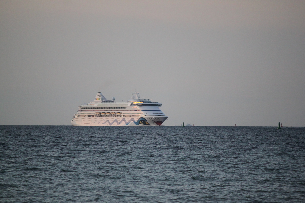 Die Aidaaura der Rostocker Reederei Aida Cruises auf Ihrem Seeweg von Rönne nach Bergen beim Einlaufen am Abend des 14.09.2019 in Warnemünde