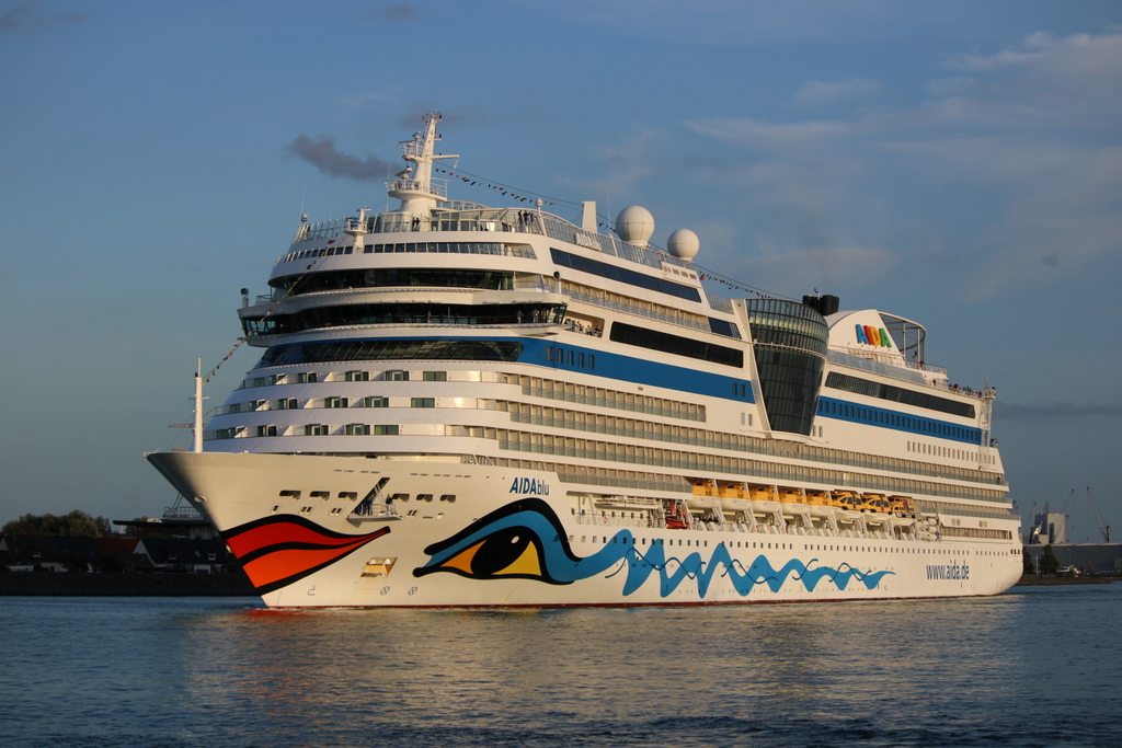 Die AIDAblu auf ihrem Seeweg von Rostock-Überseehafen nach Skagen beim Auslaufen am Abend des 10.09.2020 in Warnemünde.