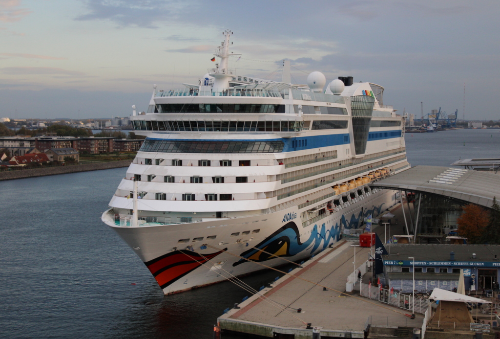 Die AIDAdiva lag auf ihrem Seeweg von Warnemünde nach Montego Bay/Jamaika am Abend des 26.10.2021 in Warnemünde.