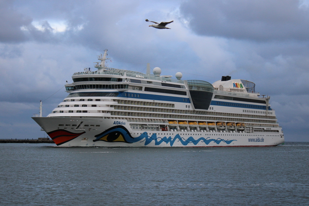 Die AIDAdiva der Rostocker Reederei Aida Cruises beim Einlaufen in Warnemünde am  23.07.2022 inklusive Möwe 