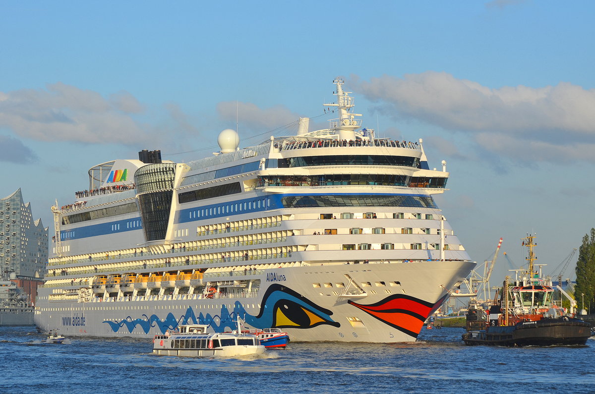 Die AIDAluna IMO-Nummer:9334868 Flagge:Italien Länge:252.0m Breite:38.0m Bauajahr:2009 Bauwerft:Meyer Werft,Papenburg Deutschland auslaufend aus Hamburg am 10.05.19