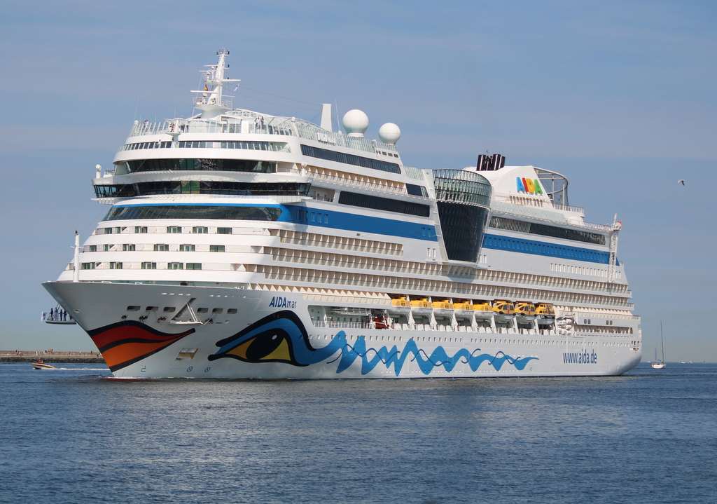 Die AIDAmar auf ihrem Seeweg von Skagen nach Rostock-Überseehafen beim Einlaufen in Warnemünde.18.07.2020