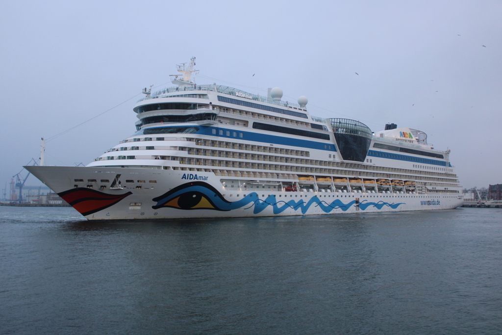 Die Aidamar auf ihrem Seeweg von Hamburg nach Warnemünde kurz vor dem anlegen am Morgen des 16.04.2023 in Warnemünde.