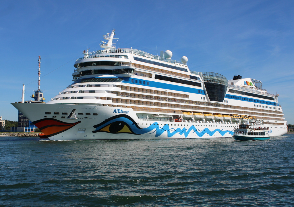 Die AIDAmar beim Auslaufen am Nachmittag des 31.07.2020 in Warnemünde neben an fuhr das Fahrgastschiff SELENE mit.