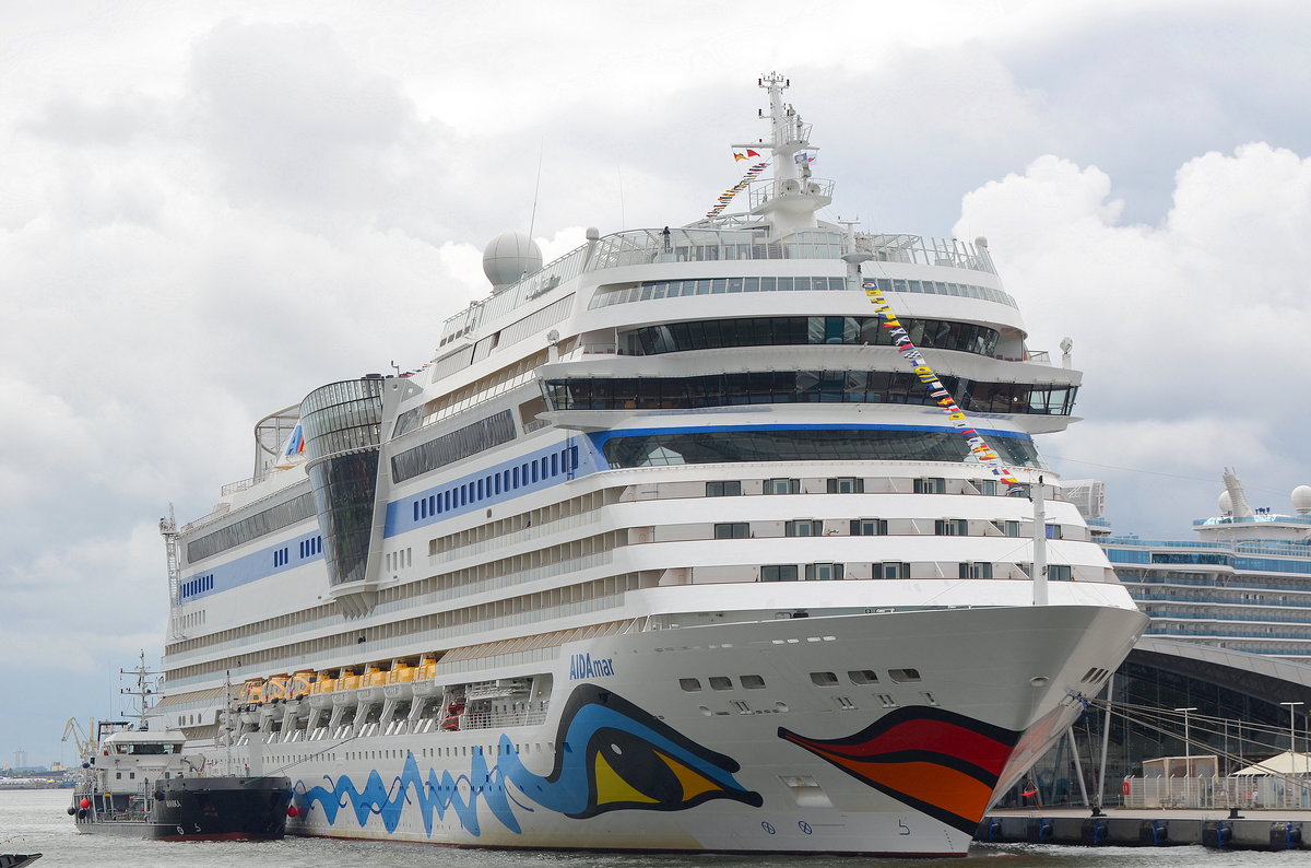 Die AIDAmar IMO-Nummer:9490052 Flagge:Italien Länge:253.0m Breite:36.0m Baujahr:2012 Bauwerft:Meyer Werft,Papenburg Deutschland festgemacht im Hafen von Warnemünde am 09.07.16