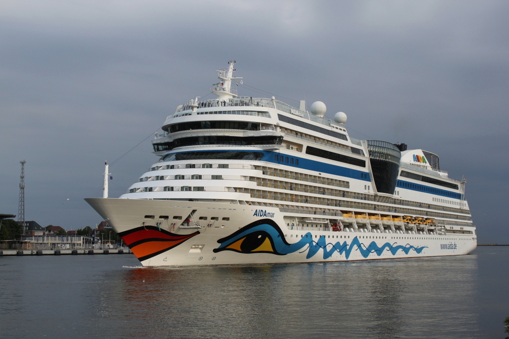 Die Aidamar der Reederei Aida Cruises auf ihrem Seeweg von Stockholm nach Tallinn beim Einlaufen in Warnemünde.16.06.2018
