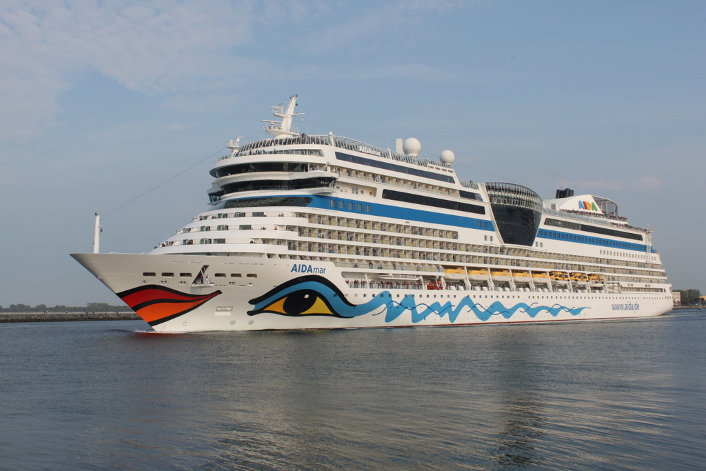 Die Aidamar der Rostocker Reederei Aida Cruises auf ihrem Seeweg von Warnemünde nach Kopenhagen beim Auslaufen am Abend des 24.05.2019 in Warnemünde.