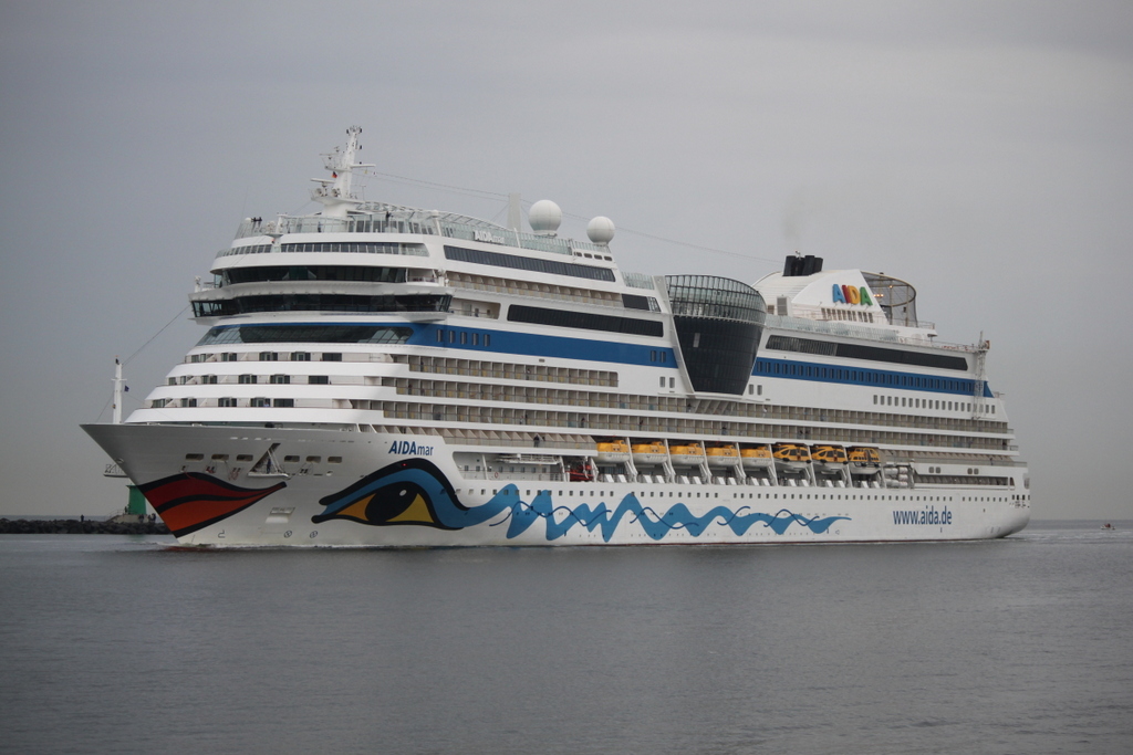 Die Aidamar der Rostocker Reederei Aida Cruises auf ihrem Seeweg von Kopenhagen nach Tallinn beim Einlaufen in Warnemünde.12.07.02019