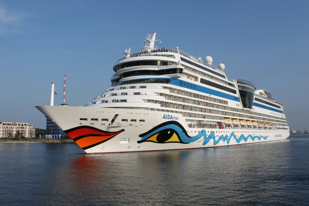 Die Aidamar der Rostocker Reederei Aida Cruises beim Auslaufen am Abend des 30.08.2019 in Warnemünde mit Ziel Kopenhagen.