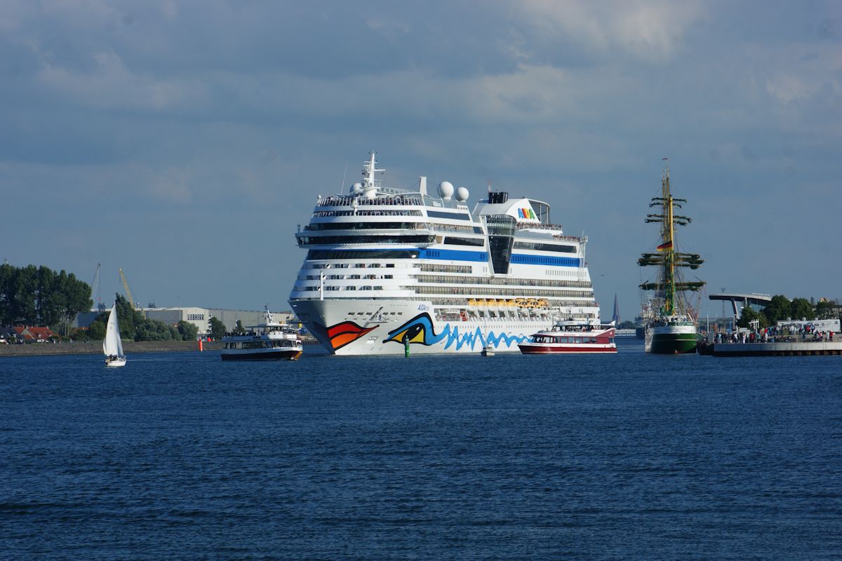 Die Aidamar verlässt am 18.06.2016 das Passagierterminal in Warnemünde auf dem Weg nach Tallinn. Am Passagierkai liegt die Dreimastbark Alexander von Humboldt 2.
