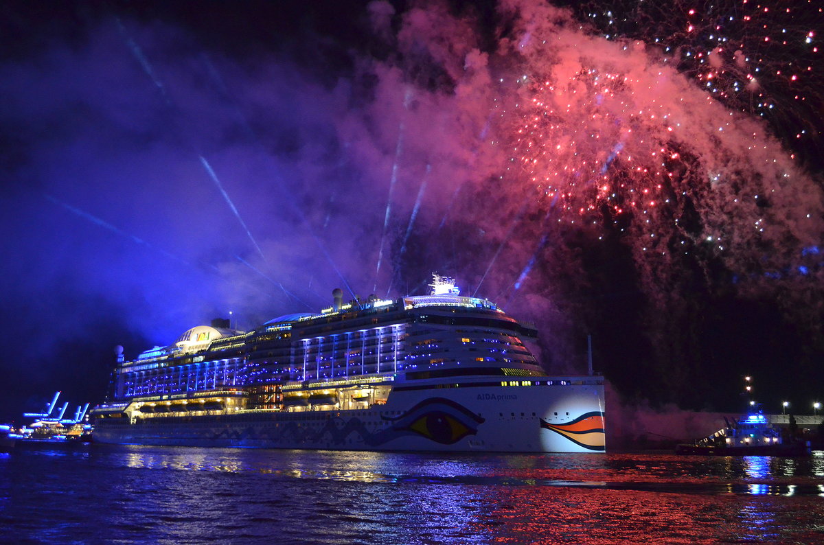 Die AIDAprima IMO-Nummer:9636955 Flagge:Italien Länge:300.0m Breite: 48.0m Baujahr:2015 Bauwerft:Mitsubishi Heavy Industries,Nagasaki bei der Hamburg Cruise Days Parade mit Feuerwerk am 09.09.17