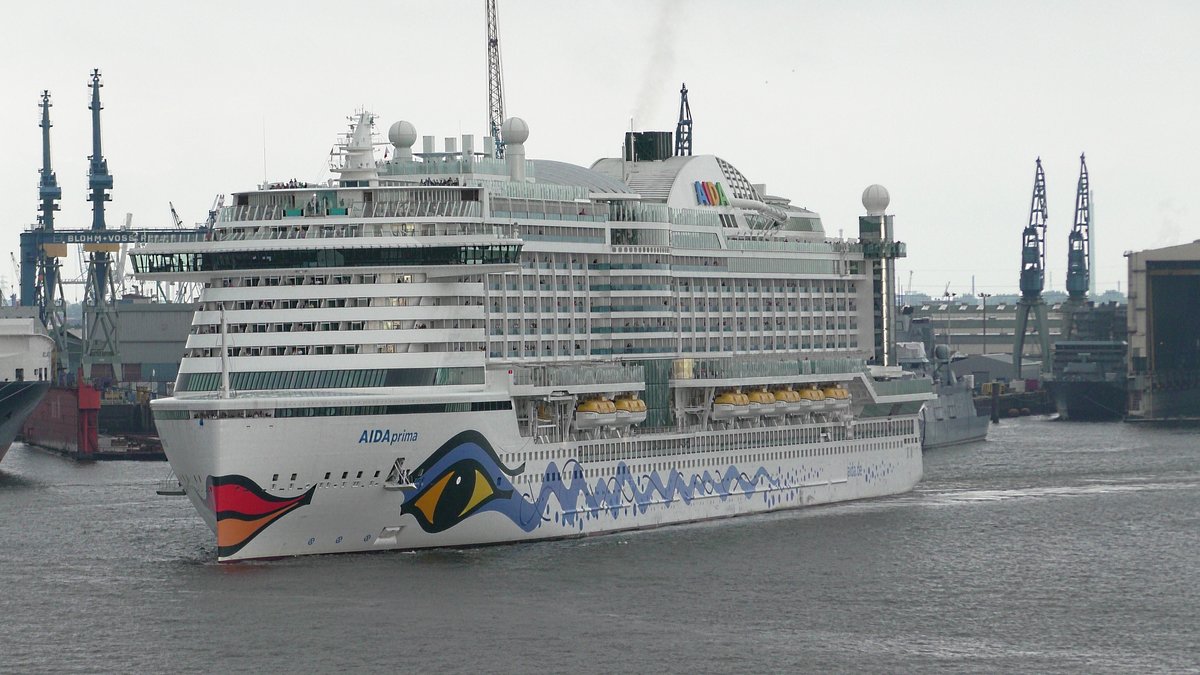 Die AIDAprima läuft am Abend des 22. Juli 2017 aus dem Hamburger Hafen aus. Nachdem sie das Kreuzfahrtterminal Steinwerder verlassen hat erreicht sie hier gerade des Dockland Gebäude
