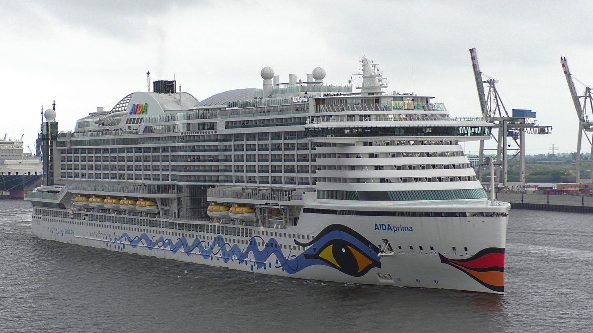 Die AIDAprima läuft am Abend des 22. Juli 2017 aus dem Hamburger Hafen aus. Nachdem sie das Kreuzfahrtterminal Steinwerder verlassen hat erreicht sie hier gerade des Dockland Gebäude.