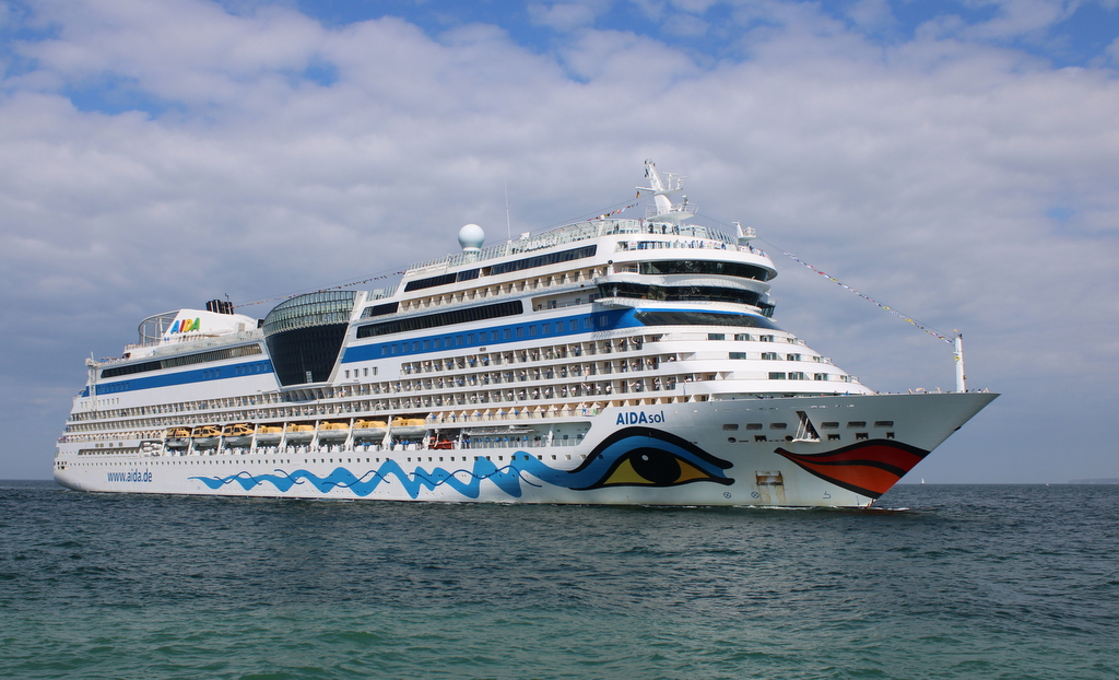 Die AIDAsol auf ihrem Seeweg vom dänischen Skagen nach Warnemünde beim Einlaufen am 24.04.2021 in Warnemünde