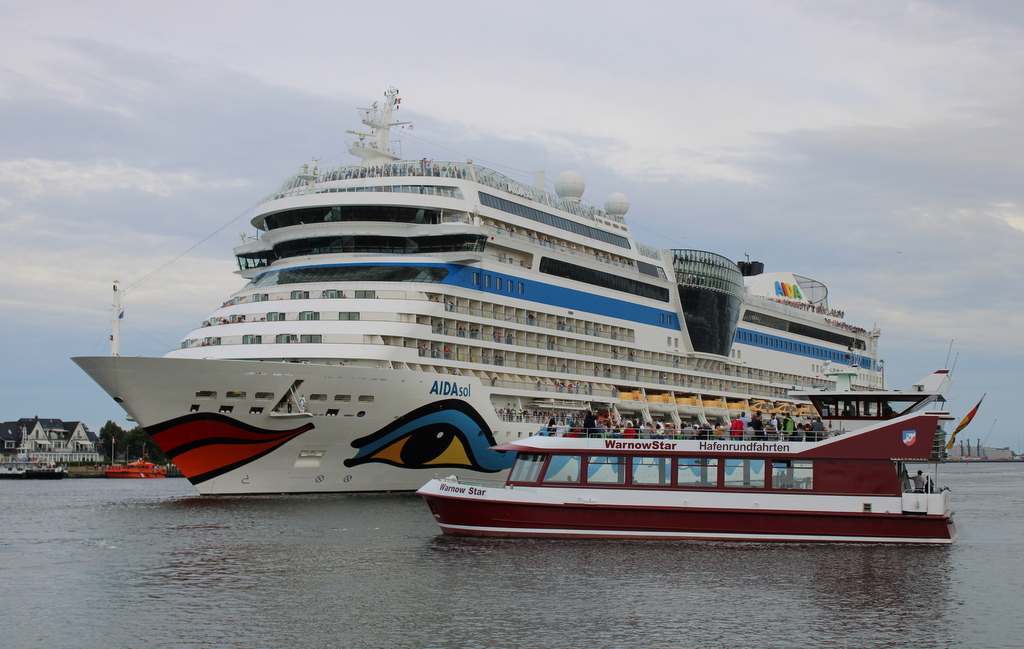 Die AIDAsol auf ihren Seeweg von Warnemünde nach Göteborg beim Auslaufen am Abend des 08.07.2021 in Warnemünde neben an stand die WARNOWSTAR zur Begleitfahrt bis zu den Molen Köpfen bereit.