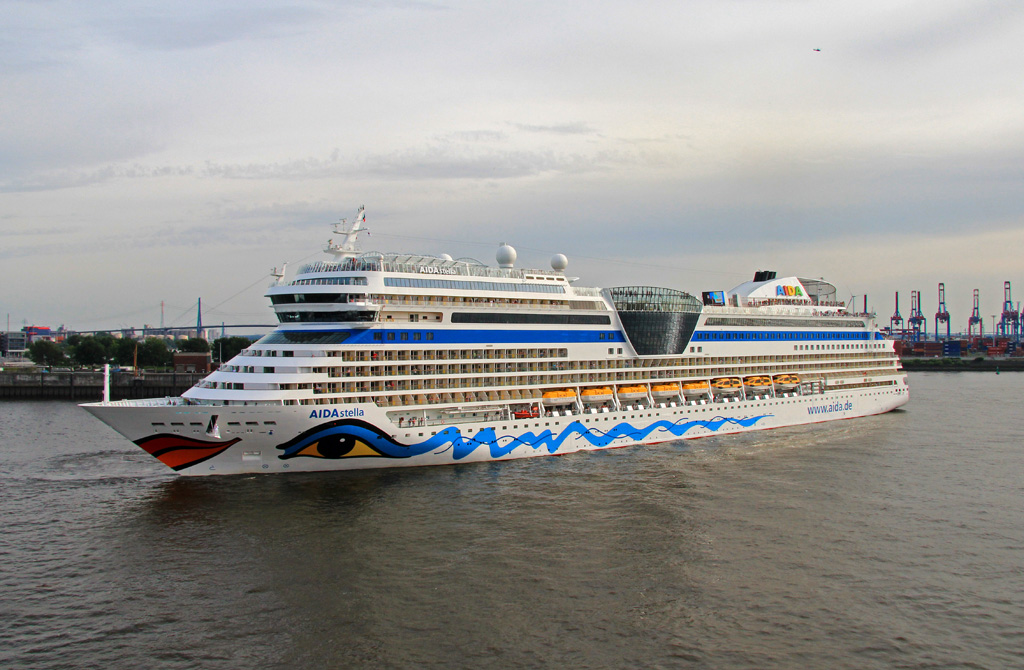 Die AIDAstella beim Wendemanöver im Hamburger Hafen, 07.06.2014