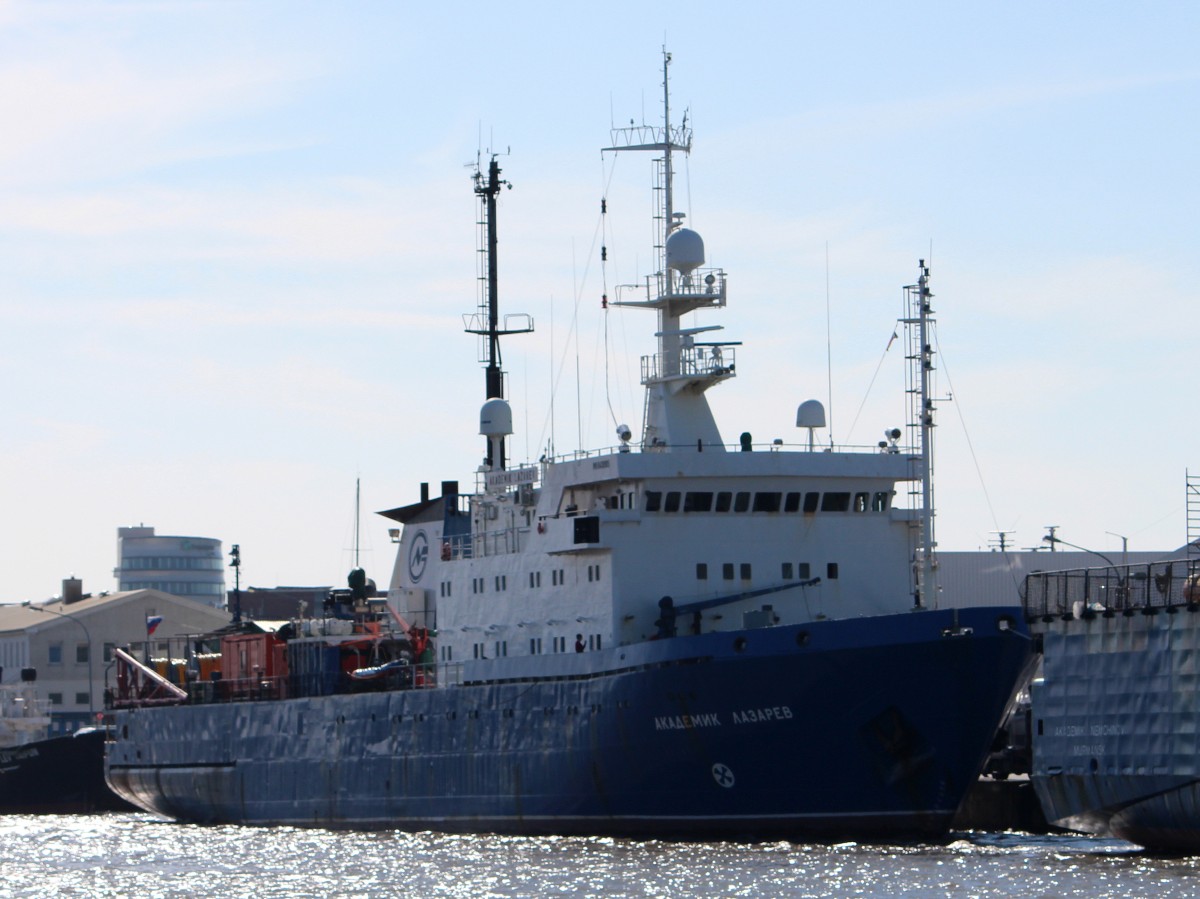 Die Akademik Lazarev am 20.03.2014 im Fischereihafen von Bremerhaven. Sie ist 81m lang und 15m breit.