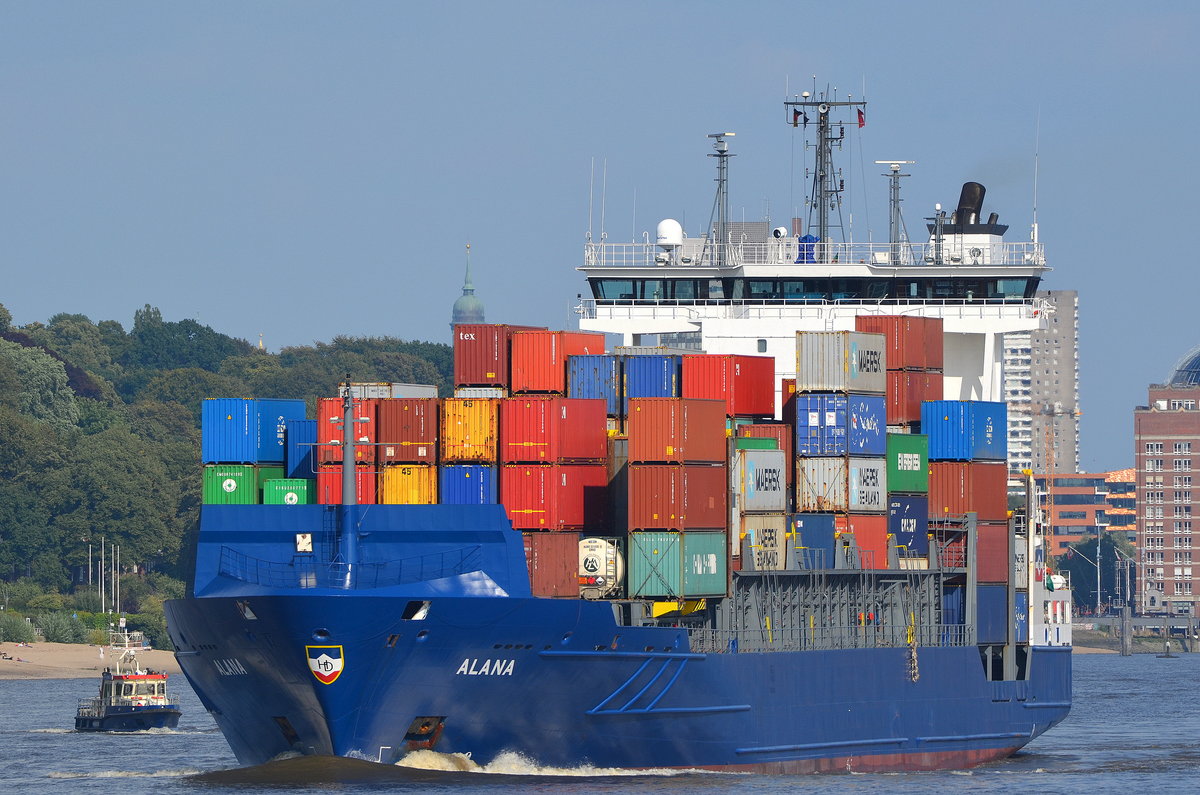 Die Alana IMO-Nummer:9297589 Flagge:Portugal ex. Großbritannien Länge:149.0m Breite:22.0m Baujahr:2004 Bauwerft:Sietas,Hamburg Deutschland jetzt im blauen Farbkleid beim auslaufen aus Hamburg aufgenommen am 21.08.19 vom Rüschpark Finkenwerder.