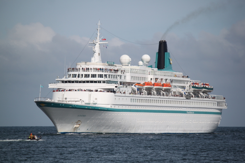 Die Albatros der Reederei Phoenix Reisen auf ihrem Seeweg von Kopenhagen nach Aeroskobing beim Einlaufen in Warnemünde für sie ging es weiter zum Rostocker Überseehafen.09.08.2019