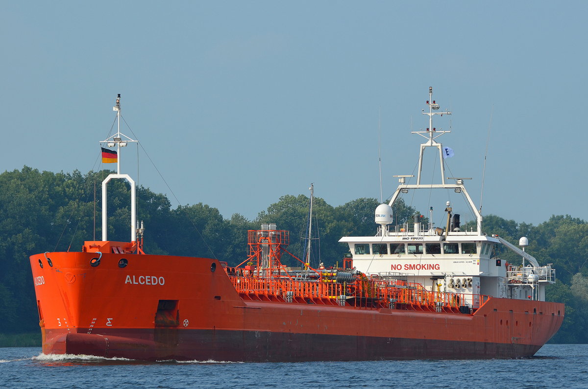 Die Alcedo IMO-Nummer:9190315 Flagge:Niederlande Länge:90.0m Breite:12.0m Baujahr:1999 am 20.06.18 im Nord-Ostsee-Kanal bei Rade.