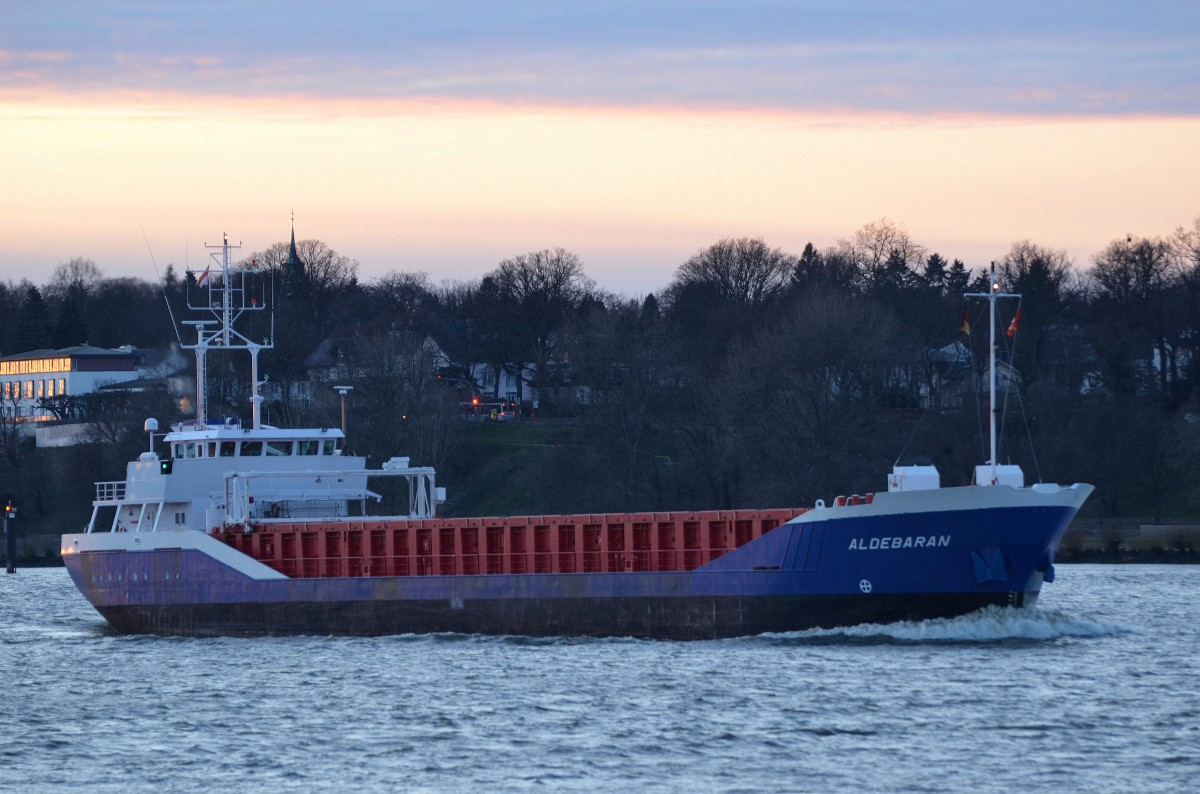 Die Aldebaran IMO-Nummer:9238387 Flagge:Niederlande Länge:90.0m Breite:12.0m Baujahr:2001 Bauwerft:Barkmeijer Stroobos,Stroobos Niederlande nach Hamburg einlaufend vor dem Rüschpark Finkenwerder am 05.04.15