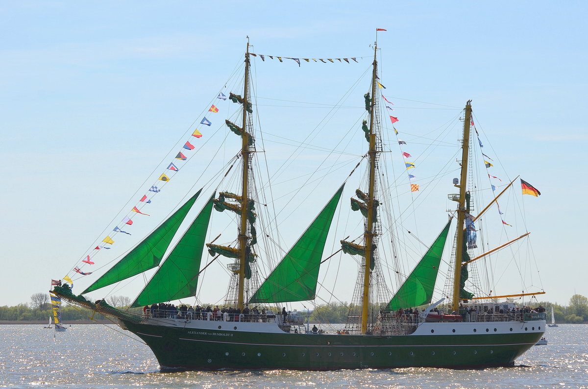 Die Alexander von Humboldt II IMO-Nummer:9618446 Flagge:Deutschland Länge:65.0m Breite:10.0m Baujahr:2011 Bauwerft:BVT Brenn&Verformtechnik,Bremen Deutschland am 05.05.16 bei der Einlaufparade des 827. Hamburger Hafengeburtstags aufgenommen vom Ponton Op'n Bulln Blankenese.