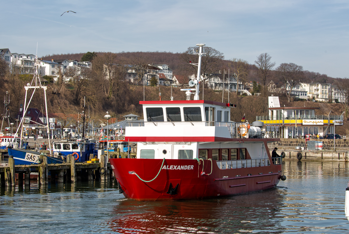 Die ALEXANDER (IMO 9432878) fährt rückwerts an ihren Liegeplatz im Sassnitzer Hafen. - 07.03.2018