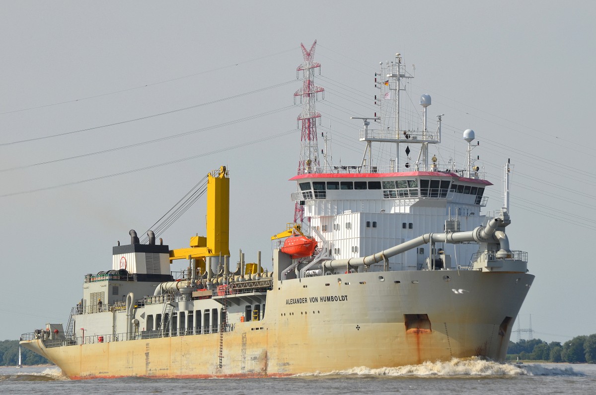 Die Alexander Von Humboldt IMO-Nummer:9166845 Flagge:Luxemburg Länge:129.0m Breite:24.0m Baujahr:1998 Bauwerft:Krupp Fördertechnik,Lübeck Deutschland passiert auf der Elbe den Fähranleger bei Lühe am 02.08.15