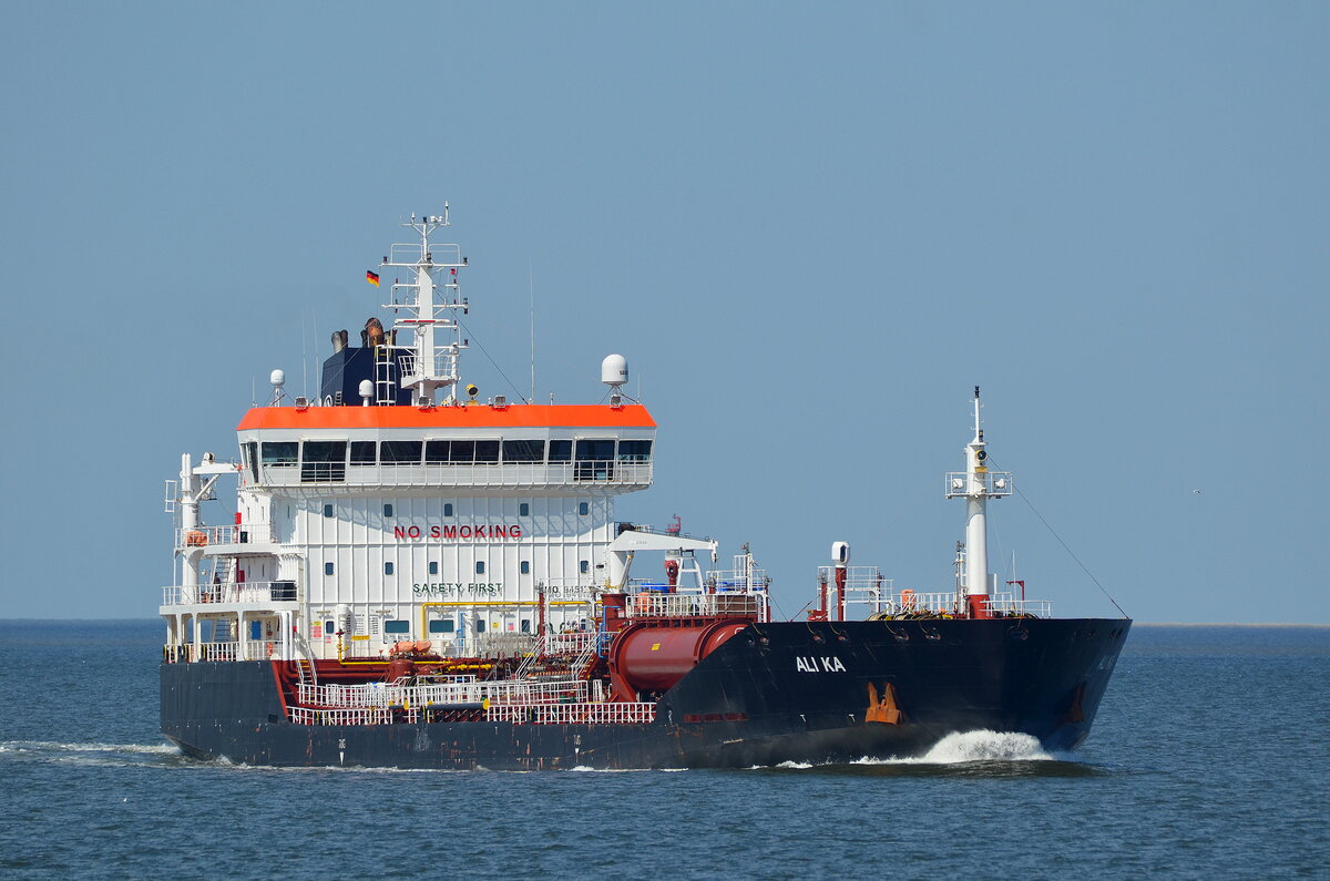 Die ALI KA IMO-Nummer:9451226 Flagge:Malta Länge:130.0m Breite:20.0m Baujahr:2014 Bauwerft:Dearsan Shipyard,Istanbul Türkei vor der Alten Liebe Cuxhaven aufgenommen am 23.08.22