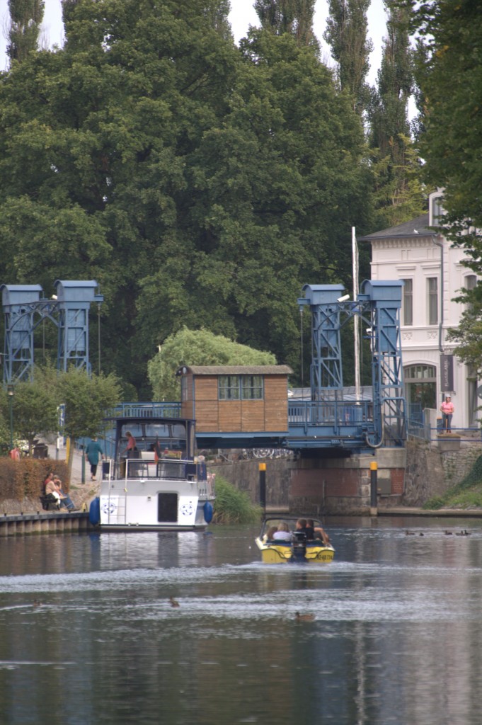 Die alte Klappbrcke ber die Elde, den Abflu des Plauer Sees  zur Elbe. 29.08.2013  16:38 in Plau (am See)