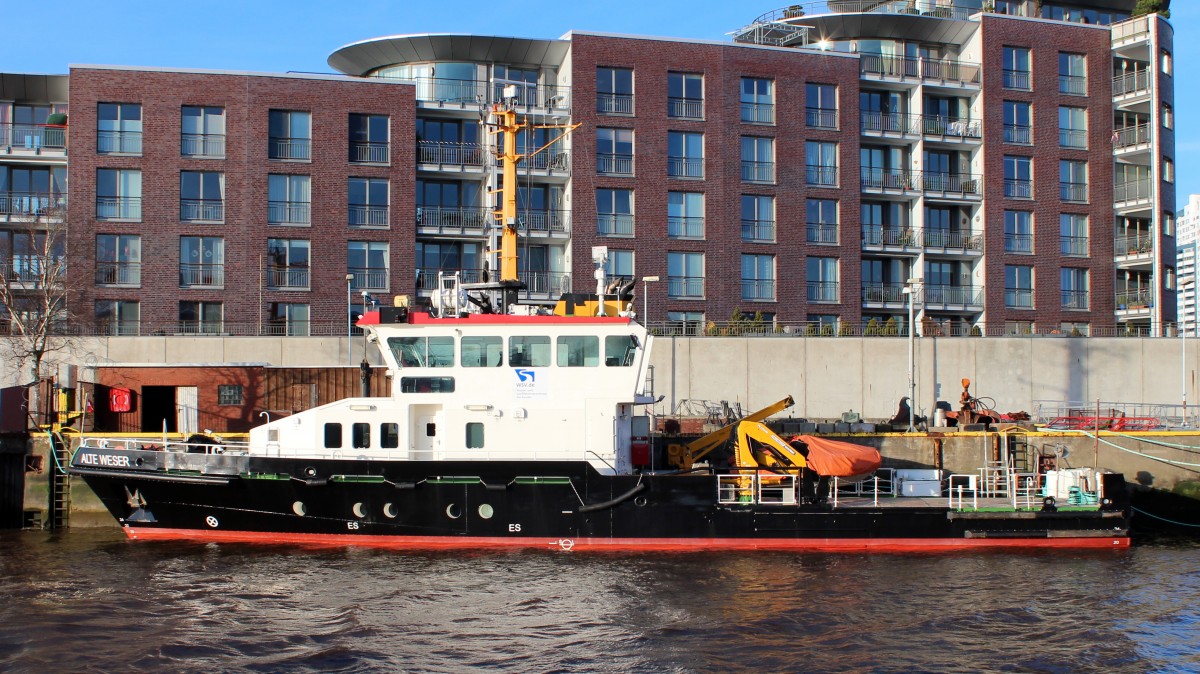 Die Alte Weser am 30.12.2013 im Hafen von Bremerhaven. Sie ist 35m lang und 8m breit.