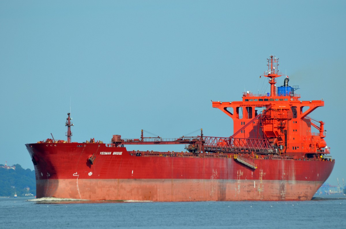 Die am 02.08.15 aus Hamburg auslaufende Yeoman Bridge IMO-Nummer:8912302 Flagge:Bahamas Länge:249.0m Breite:38.0m Baujahr:1991 passiert den Fähranleger bei Lühe.