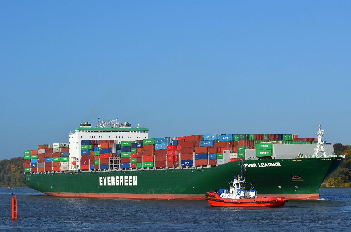 Die am 23.10.15 nach Hamburg einlaufende Ever Loading IMO-Nummer:9629081 Flagge:Großbritannien Länge:335.0m Breite:46.0m Baujahr:2014 Bauwerft:CSBC,Kaohsiung Taiwan aufgenommen vom Rüschpark in Finkenwerder.