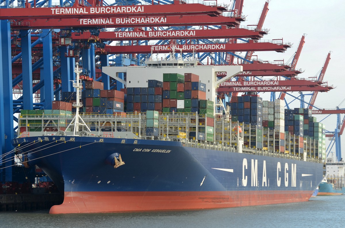 Die am Terminal Burchardkai in Hamburg festgemachte CMA CGM Kerguelen IMO-Nummer:9702132 Flagge:Großbritannien Länge:398.0m Breite:54.0m Baujahr:2015 Bauwerft:Samsung Shipbuilding&Heavy Industries,Geoje Südkorea aufgenommen am 23.10.15 