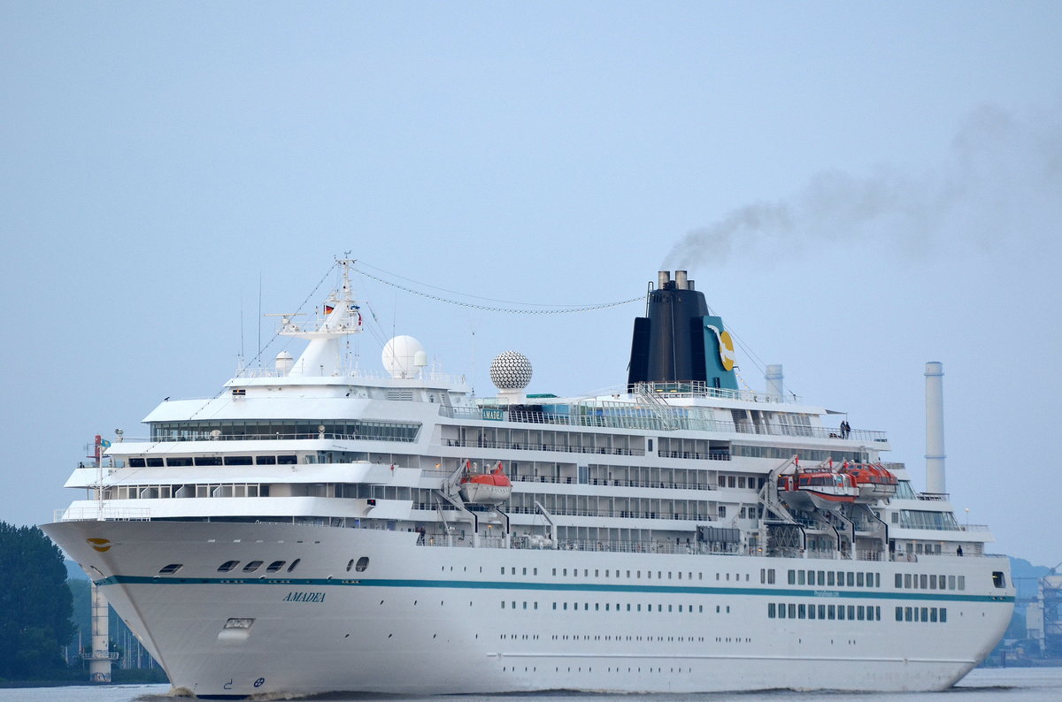 Die Amadea IMO-Nummer:8913162 Flagge:Bahamas Länge:193.0m Breite:28.0m Baujahr:1991 Bauwerft:Mitsubishi Heavy Industries,Kobe Japan aus Hamburg auslaufend bei Lühe am 29.05.16