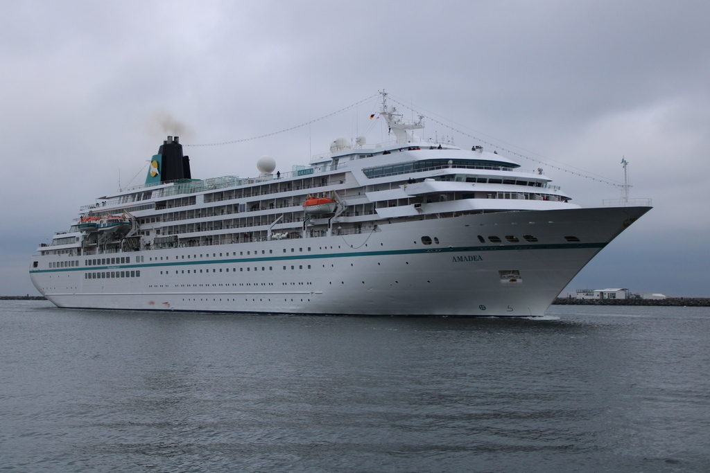 Die AMADEA der Reederei Phoenix Reisen auf ihrem Seeweg von Hamburg nach Kopenhagen beim Einlaufen am 28.11.2021 in Warnemünde