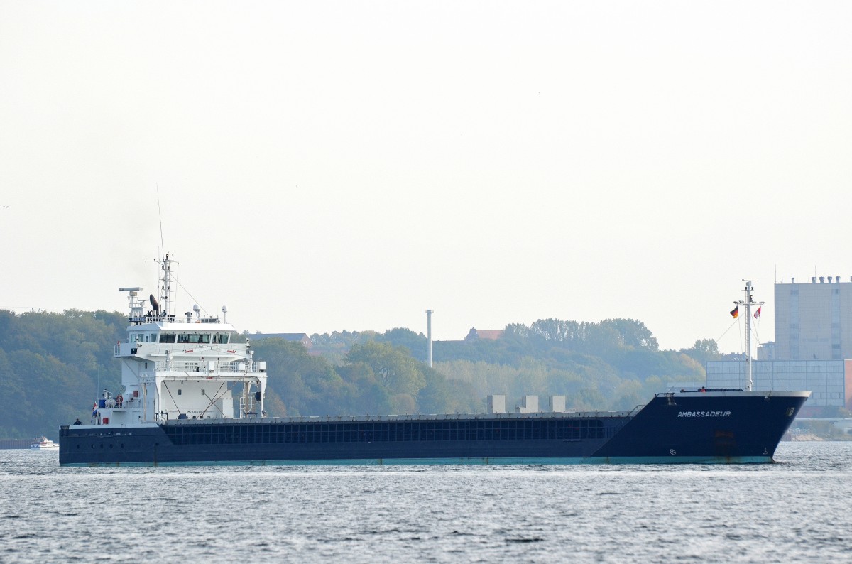 Die Ambassadeur IMO-Nummer:9361328 Flagge:Niederlande Länge:110.0m Breite:14.0m Baujahr:2007 Bauwerft:Ferus Smit Scheepswerf,Hoogezand Niederlande bei der einfahrt in den Nord-Ostsee-Kanal vor Kiel Holtenau am 11.10.14