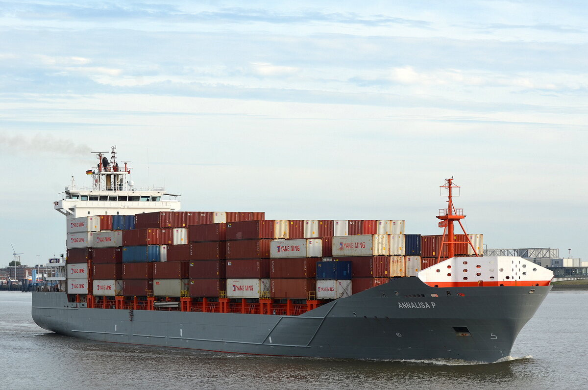 Die ANNALISA P IMO-Nummer:9437141 Flagge:Antigua und Barbuda Länge:166.0m Breite:26.0m Baujahr:2008 Bauwerft:Zhejiang Ouhua Shipbuilding,Zhoushan China auslaufend aus Hamburg vor Blankenese am 25.09.23
