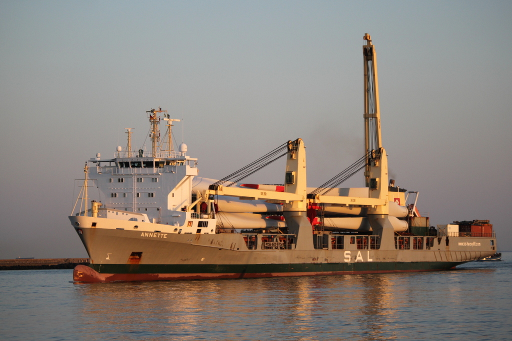 Die Annette auf dem Seeweg von Gibraltar nach Rostock beim Einlaufen in Warnemünde.19.04.2019