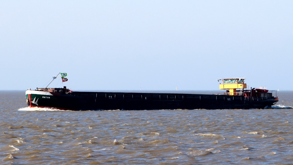 Die Anton am 20.03.2014 auf der Weser vor Bremerhaven.