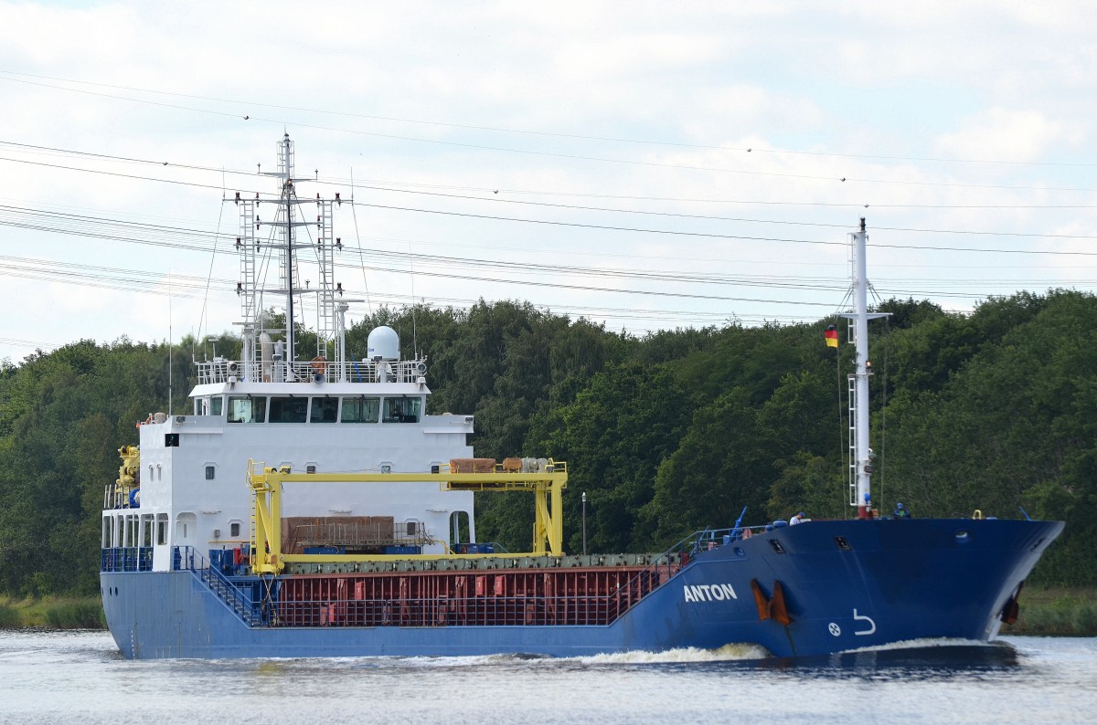 Die Anton IMO-Nummer:9576703 Flagge:Antigua und Barbuda Länge:90.0m Breite:14.0m Baujahr:2010 Bauwerft:Onega Shipyard,Petrozavodsk Russland am 09.08.15 im Nord-Ostsee-Kanal bei Rade aufgenommen.