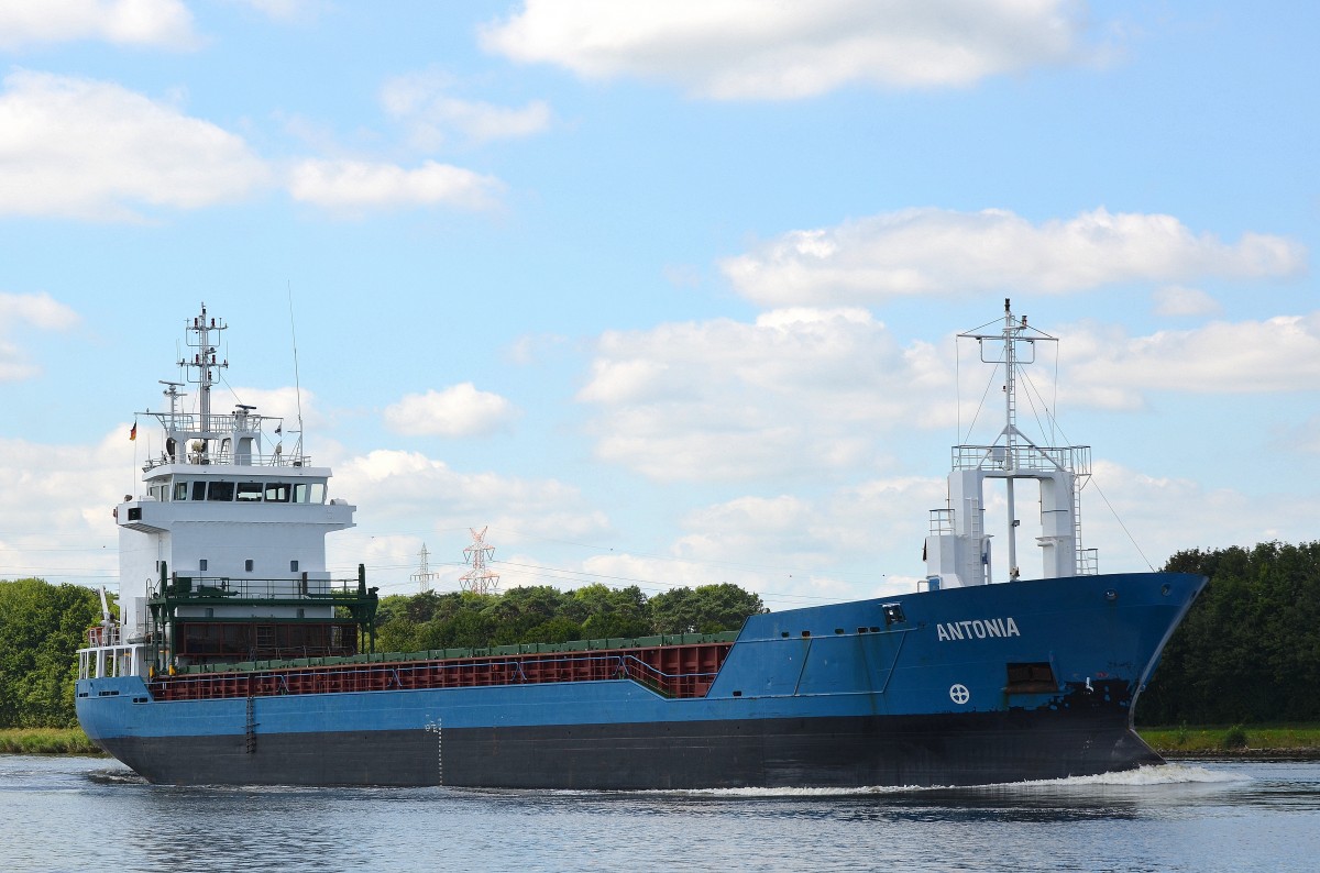 Die Antonia IMO-Nummer:9195810 Flagge:Finnland Länge:89.0m Breite:13.0m Baujahr:1999 Bauwerft:Damen Shipyard Galatz,Galati Rumänien bei Rade im Nord-Ostsee-Kanal am 09.08.15